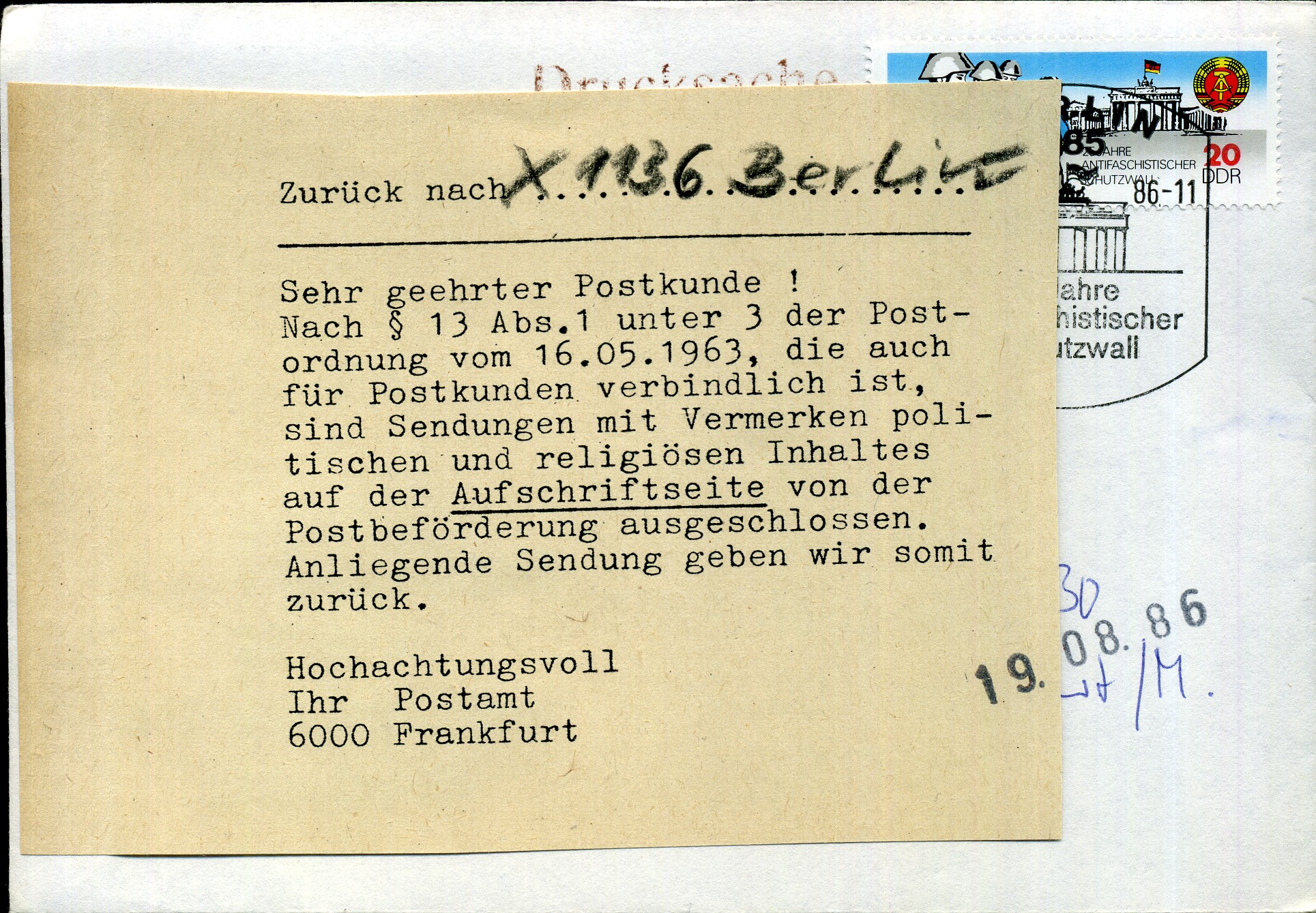 Aufkleber des Postamtes 6000 Frankfurt (Main) mit welchem ein FDC '25 Jahre Antifschistischer Schutzwall' an die DDR-Postverwaltung zurückgegeben wird.